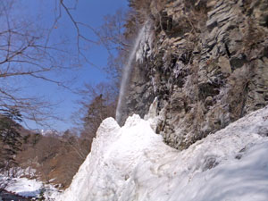 万座川・猟師道で行く地図にない滝の大氷爆 